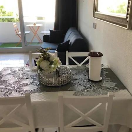 Beautiful 2 Steps From The דירה